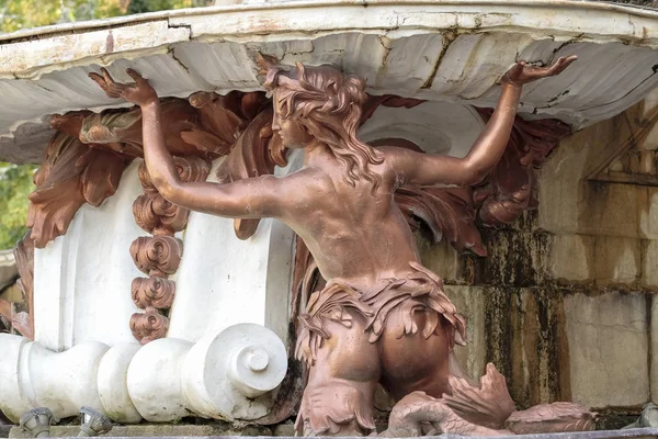 喷泉中由彩绘铅制成的若虫的雕塑 圣德德德松索皇宫花园中的戴安娜浴场 — 图库照片