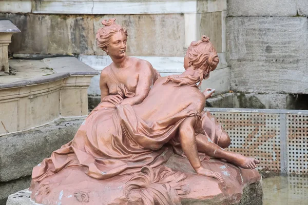 Geschilderd Lood Sculptuur Van Twee Meiden Fontein Baden Van Diana — Stockfoto