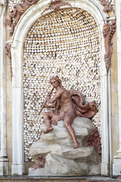 在喷泉中的一块大石头上演奏长笛的雕塑 圣伊尔松索皇宫花园中的戴安娜浴场 — 图库照片