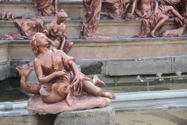 在喷泉里画铅做的雕塑 在圣伊尔德松索皇宫的花园里 一个女仆在前景中玩着一个纽特 — 图库照片