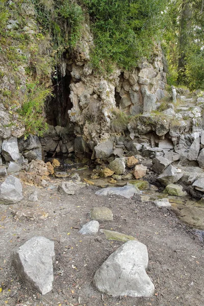 Pequeña Gruta Bosque Con Agua Que Filtra Entre Las Rocas —  Fotos de Stock