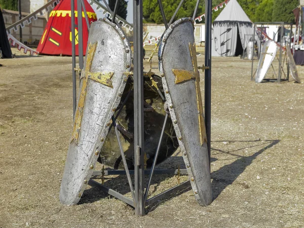Primer Plano Dos Escudos Medievales Recreación Campamento Militar Medieval —  Fotos de Stock
