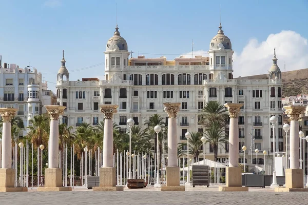 Alicante Espanha Setembro 2018 Colunas Porto Alicante Com Edifício Carbonell — Fotografia de Stock