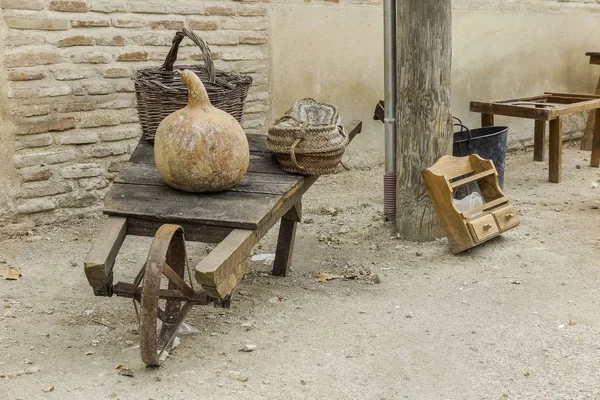 Scena All Aperto Con Una Carriola Legno Antico Con Ruota — Foto Stock