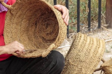 hasır sepet bir usta el ön plan