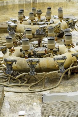 Boru sistemi ve bakım çalışmaları sırasında boş bir kaynaktan ışıkların dikey görünüm