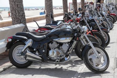 satır içinde belgili tanımlık geçmiş Plajı ile sokakta konsantre motosiklet