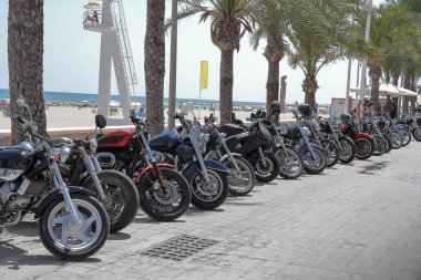 satır içinde belgili tanımlık geçmiş Plajı ile sokakta konsantre motosiklet
