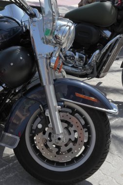 mavi bir motosiklet ön planda yan görünüm