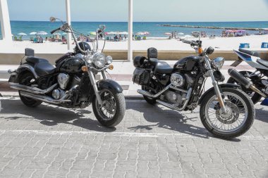 iki motosiklet arka planda Plajı ile sokakta park edilmiş yatay görünüm