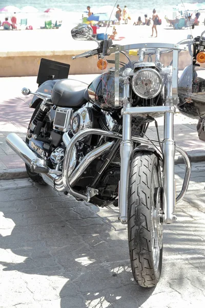 Primer Plano Una Moto Estacionada Calle Con Playa Fondo — Foto de Stock