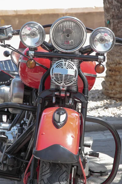 Verticale Weergave Van Voorzijde Van Een Rode Motorfiets Voorgrond — Stockfoto