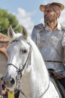 Alcala De Henares, Madrid, İspanya - 9 Ekim 2015: Ön plan bir adamın ortaçağ Pazar Alcala de Henares kutlama beyaz atlı Don Quijote de la Mancha monte gibi giyinmiş