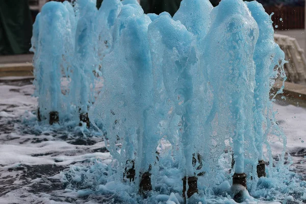 Vordergrund in horizontaler Ansicht einer Quelle, die blaues Wasser ausstößt — Stockfoto