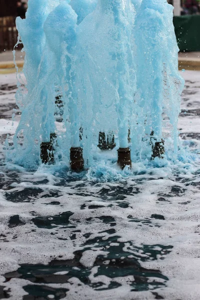 Primer plano en vista vertical de una fuente que expulsa agua azul —  Fotos de Stock