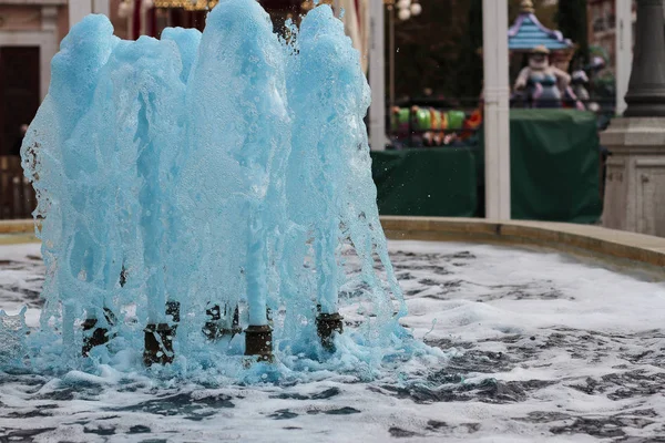 Fuente expulsando agua del color azul —  Fotos de Stock