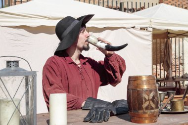 ortaçağ kez karakterize adam içecek bir boynuz kullanarak