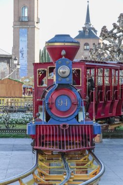 alcala de o şehirde Cervantes meydanında cazibe tren