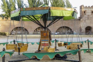 alcala de henares, İspanya'da kutlanan bir ortaçağ festivalinde antik ahşap atlıkarınca