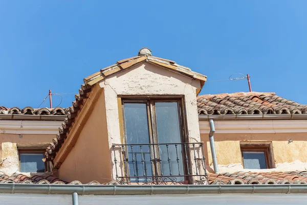 Viejo ático con techo de azulejos — Foto de Stock