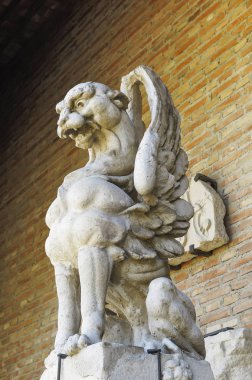 arka plan olarak tuğla bir duvar ile taşa oyulmuş gargoyle