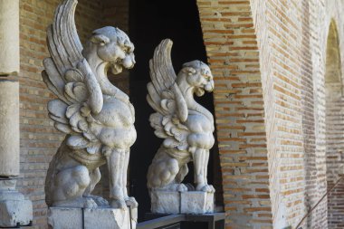 taşa oyulmuş iki gargoyles yatay yan görünümü