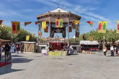 celebr sırasında alcala de henares cervantes meydanında bandstand