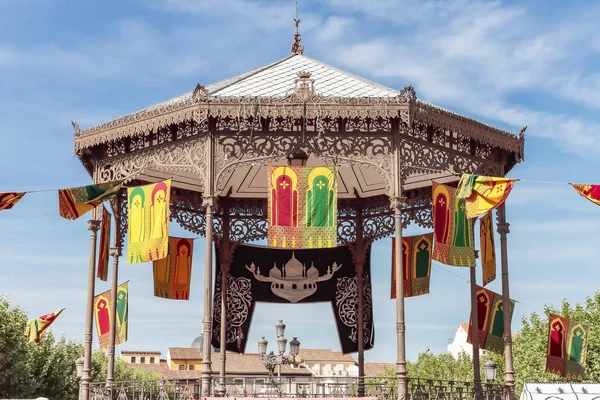 Bandstand decorat cu unele bannere în stil arab — Fotografie, imagine de stoc