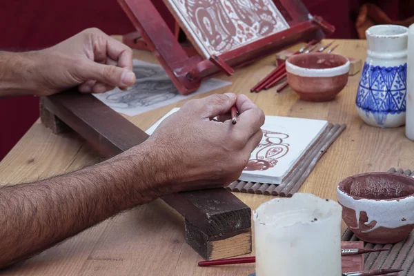 Artesano decoración de azulejos — Foto de Stock