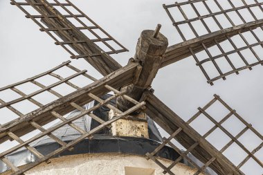 Pervaneye yakın çekim ve eski bir yel değirmeninin ahşap bıçakları