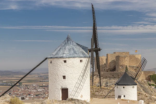 Vecchi mulini a vento e castello della Muela nel comune spagnolo — Foto Stock