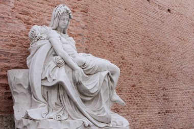 Miguel Angel 'ın ünlü heykelinin kopyası. Adolfo S' deki Pieta.
