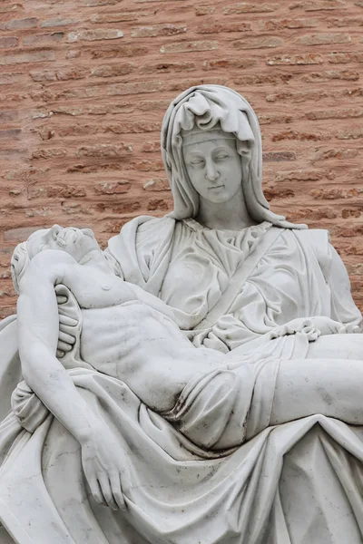 Replica da famosa escultura de Miguel Angel a Pieta em Adolfo S — Fotografia de Stock