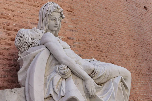 米格尔 · 安吉尔在阿道夫 · S · 皮埃塔的著名雕塑复制品 — 图库照片
