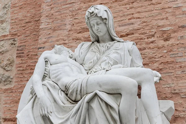 Replica da famosa escultura de Miguel Angel a Pieta em Adolfo S — Fotografia de Stock