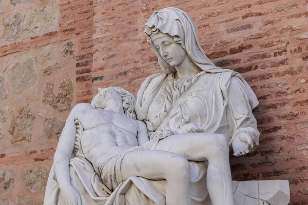 미구엘 천사의 유명 한 조각품 아돌포에 있는 피에타 조각상의 복제품 — 스톡 사진