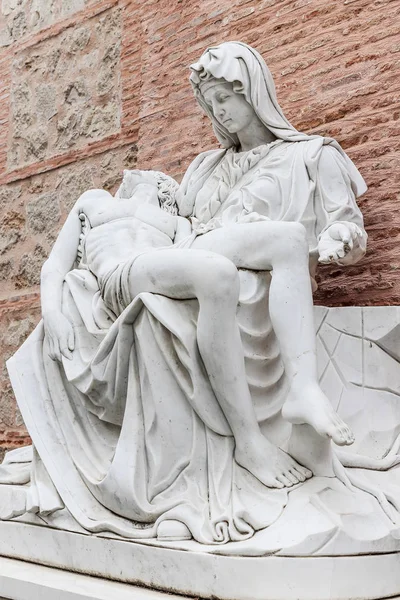 Replica da famosa escultura de Miguel Angel a Pieta em Adolfo S — Fotografia de Stock