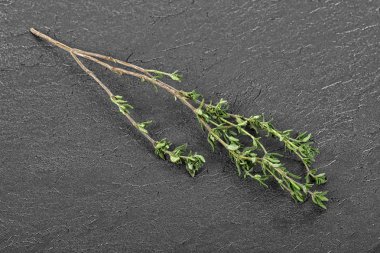 Kekik şube masanın üzerinde. Baharat.