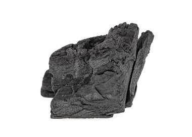 Beyaz arka plan üzerinde izole doğal ahşap kömür. Parke kömür.