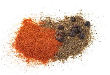 Beyaz bir arka plan üzerinde siyah ve kırmızı biber tozu. Üstten Görünüm.