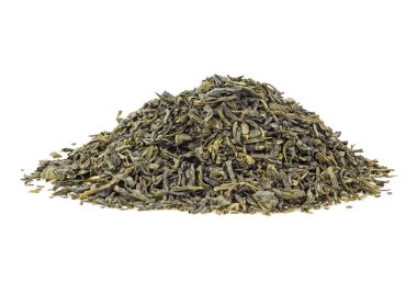 Beyaz arka planda yeşil çay yaprakları yığını