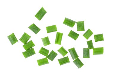 Beyaz arka planda, üstten görünüm doğranmış yeşil soğan.