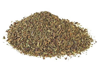 Doğal fesleğen baharat beyaz arka plan üzerinde kurumuş. Ocimum basilicum.
