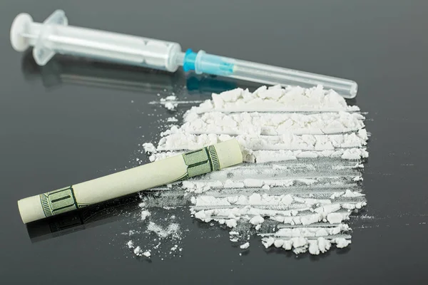Σύριγγα Ηρωίνης Και Κοκαΐνης Σκόνη Μαύρο Φόντο Ιδέα Κατάχρηση Ναρκωτικών — Φωτογραφία Αρχείου