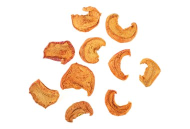 Beyaz arka plan üzerinde üstten görünüm izole kurutulmuş elma dilim.