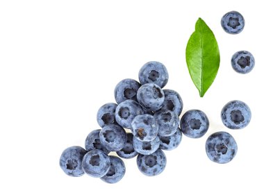 Yaban mersini ile yeşil yaprak beyaz bir arka planda üstten görünüm.