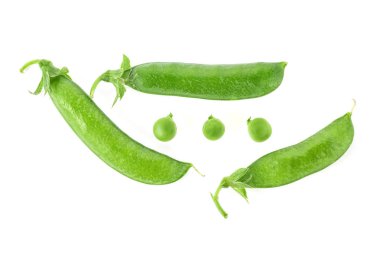 Beyaz arka plan üzerinde taze yeşil bezelye ve bezelye üstten görünüm