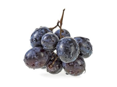 Beyaz arka plan üzerinde izole su damla ile mavi üzüm