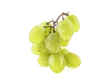 Yeşil üzüm şube su ile izole üzerinde beyaz arka plan damla
