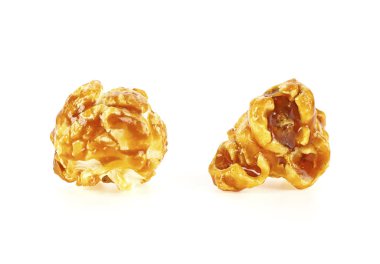 Beyaz arka planda karamel patlamış mısır.